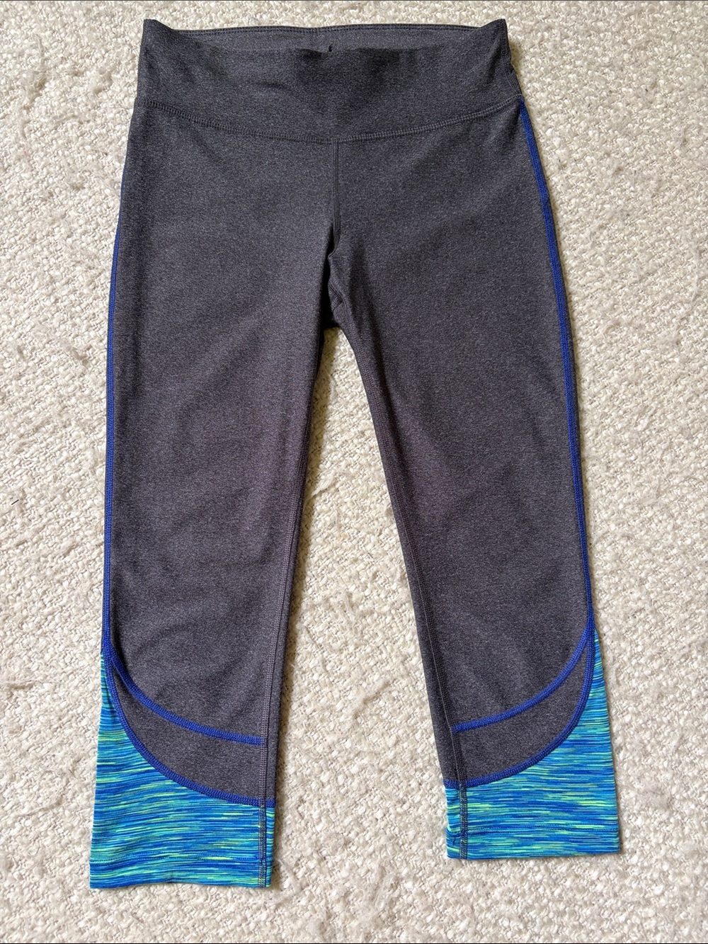 🦋 LIKE NEW XERSION WOMENS SIZE SMALL GRAY CROPPED LEGGINGS